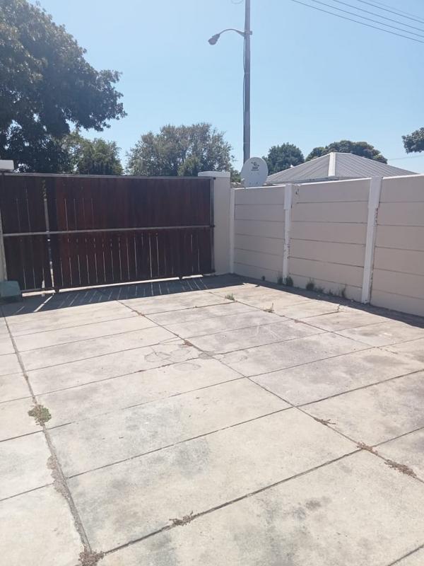 To Let 4 Bedroom Property for Rent in Goodwood Central Western Cape